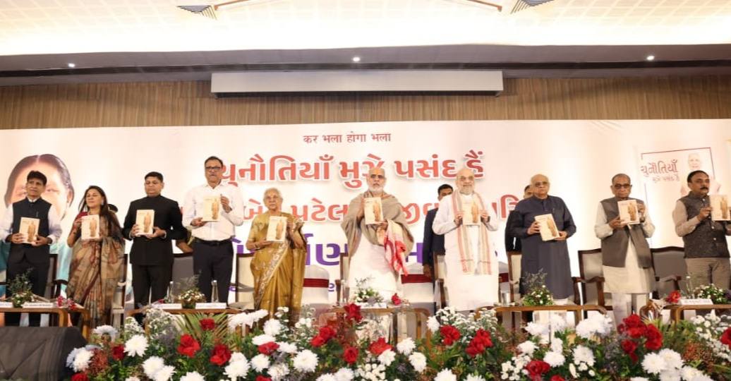 તા.૦૭-૧૨-૨૦૨૫ ના રોજ ગુજરાતના ભૂતપૂર્વ પ્રથમ મહિલા મુખ્યમંત્રી અને ઉત્તર પ્રદેશના વર્તમાન રાજ્યપાલ માનનીય શ્રીમતી આનંદીબેન પટેલનું સમગ્ર જીવન સેવા, મહિલા સશક્તિકરણ અને કર્તવ્યનિષ્ઠાનું પ્રતીક રહ્યું છે. આજે, પૂજ્ય શ્રી રમેશભાઈ ઓઝા, માનનીય કેન્દ્રીય ગૃહ અને સહકાર મંત્રી શ્રી અમિતભાઈ શાહની પ્રેરણાદાયી ઉપસ્થિતિમાં, તેમનું પુસ્તક પડકારો મારા માટે પ્રિય છે. ના આ પ્રેરણાદાયી જીવનચરિત્રને દર્શાવતા પુસ્તકનું ગુજરાતી સંસ્કરણ પ્રકાશિત થયું.